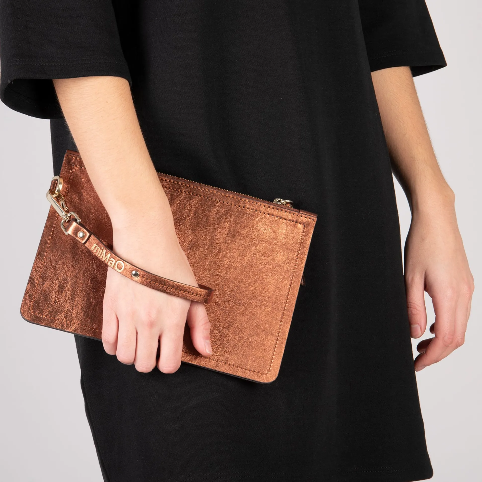 bolso_urban_liso_de_piel__2-5.webp Bolsos De Mujer<miMaO Bolso Urban Liso De Piel Bronce