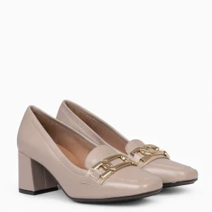 Mocasines Y Blucher<miMaO Chain – Mocasines Con Tacón Y Detalle Dorado Taupe