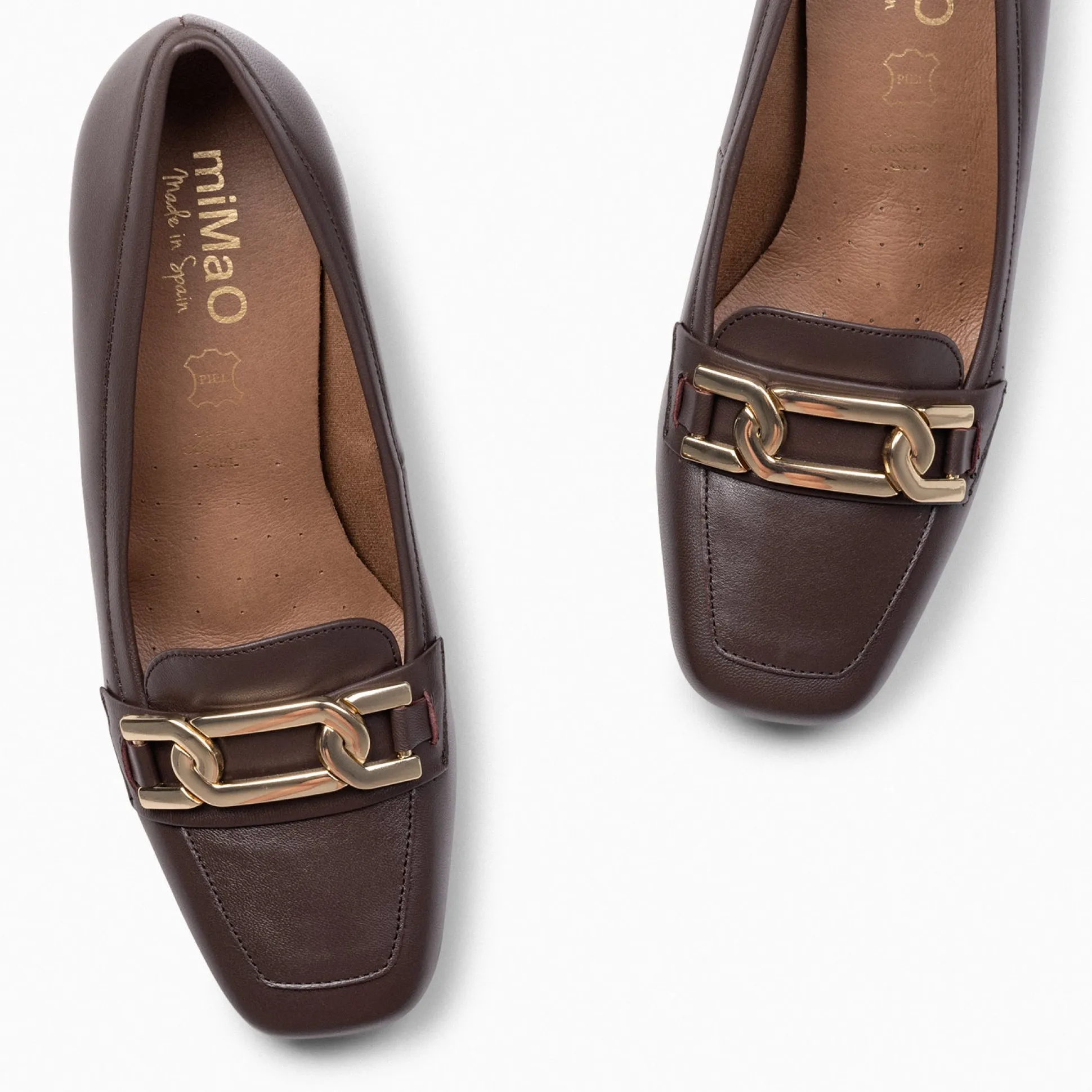chain__mocasines_con_tacn_2-2.webp Mocasines Y Blucher<miMaO Chain – Mocasines Con Tacón Y Detalle Dorado Marron