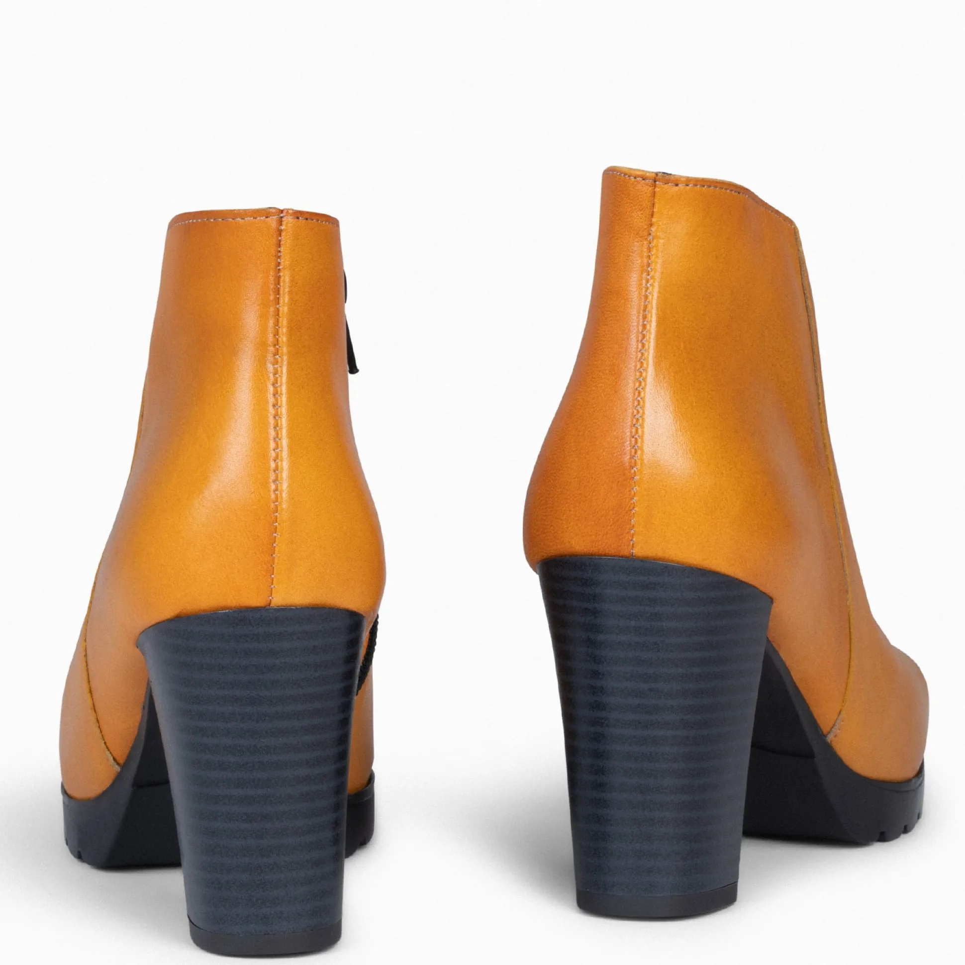 classic__botines_de_mujer_2-6.webp Botines De Mujer<miMaO Classic - Botines De Mujer Con Tacón Mostaza