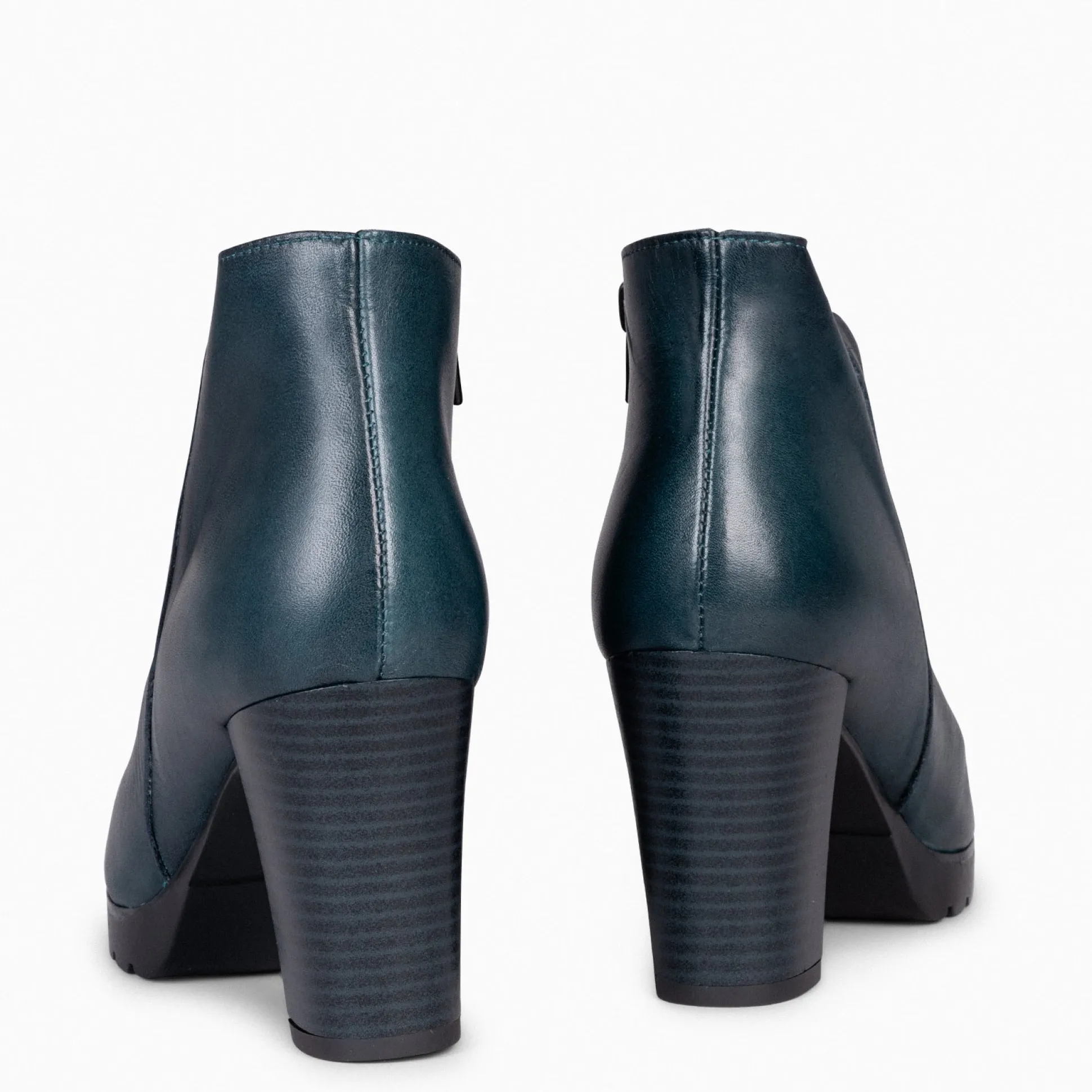 classic__botines_de_mujer_3-5.webp Botines De Mujer<miMaO Classic - Botines De Mujer Con Tacón Azul