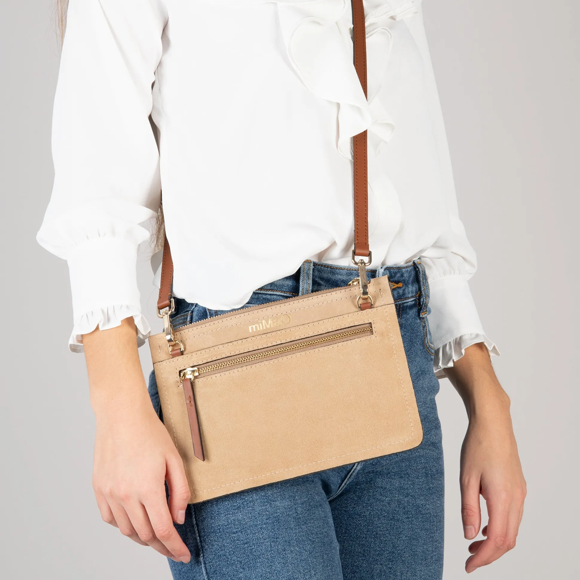 classic_bolso_bandolera_d_3.webp Bolsos De Mujer<miMaO Classic Bolso Bandolera De Piel Con Doble Cremallera Arena