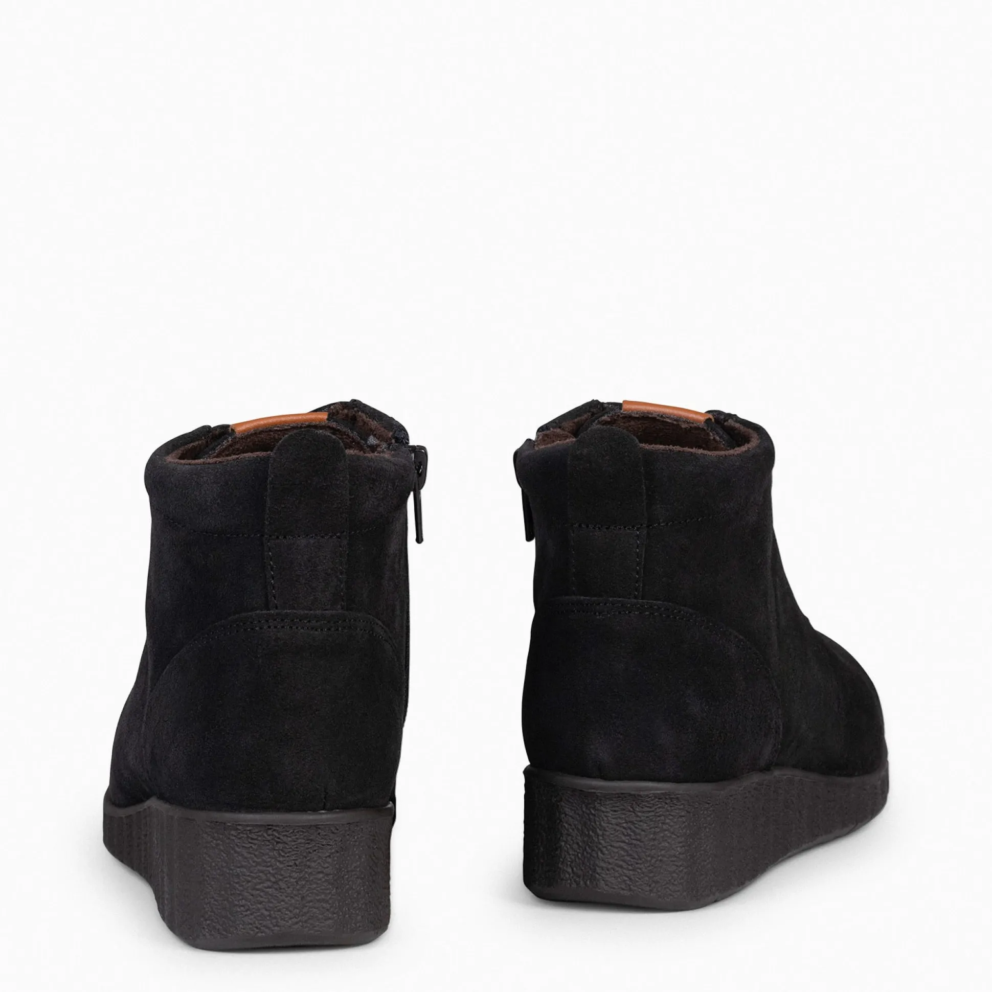 flexy__zapatillas_abotina_3-4.webp Botines De Mujer<miMaO Flexy - Zapatillas Abotinadas Negro