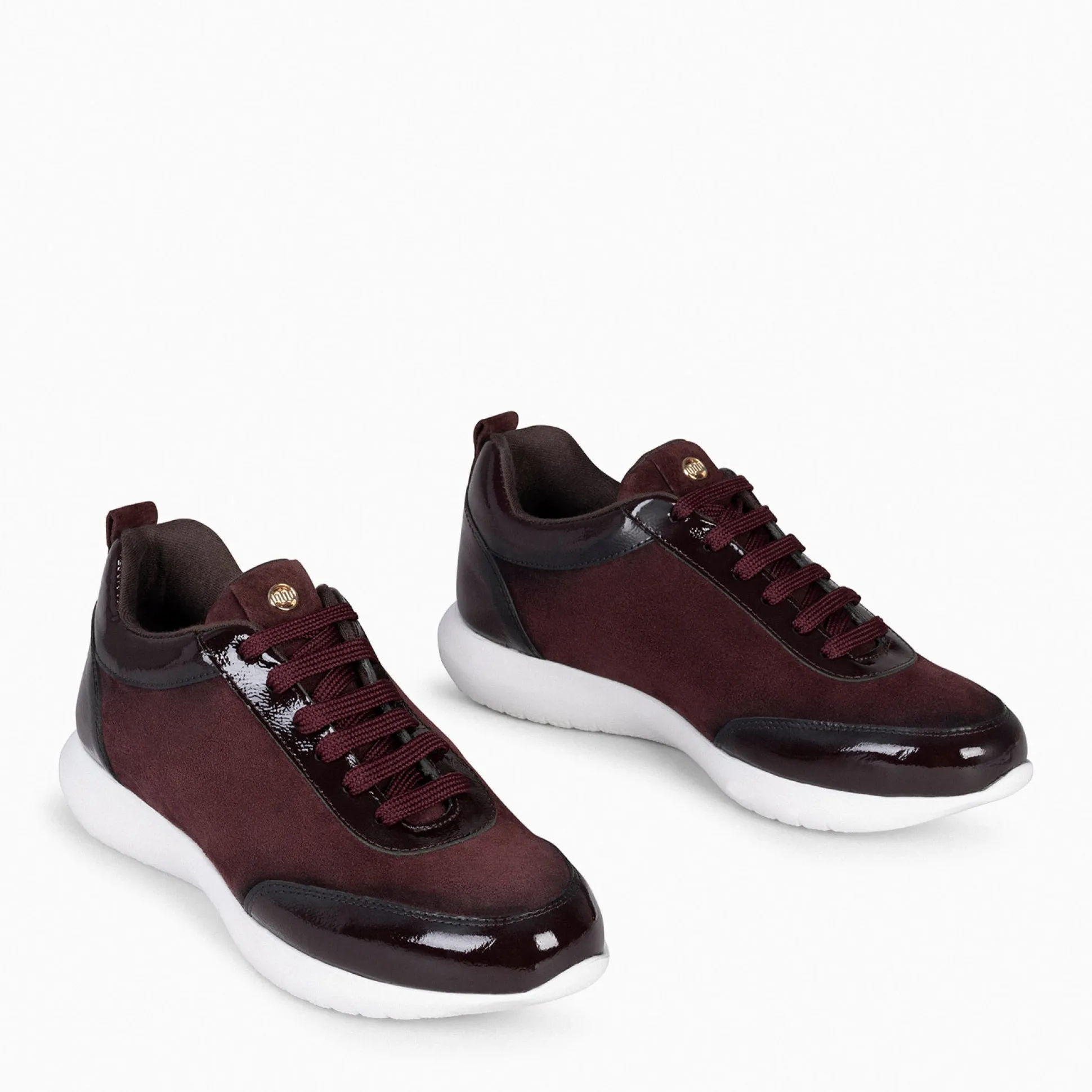 loira__zapatillas_de_serr_2-2.webp Deportivas<miMaO Loira - Zapatillas De Serraje Burdeos Con Charol Difuminado