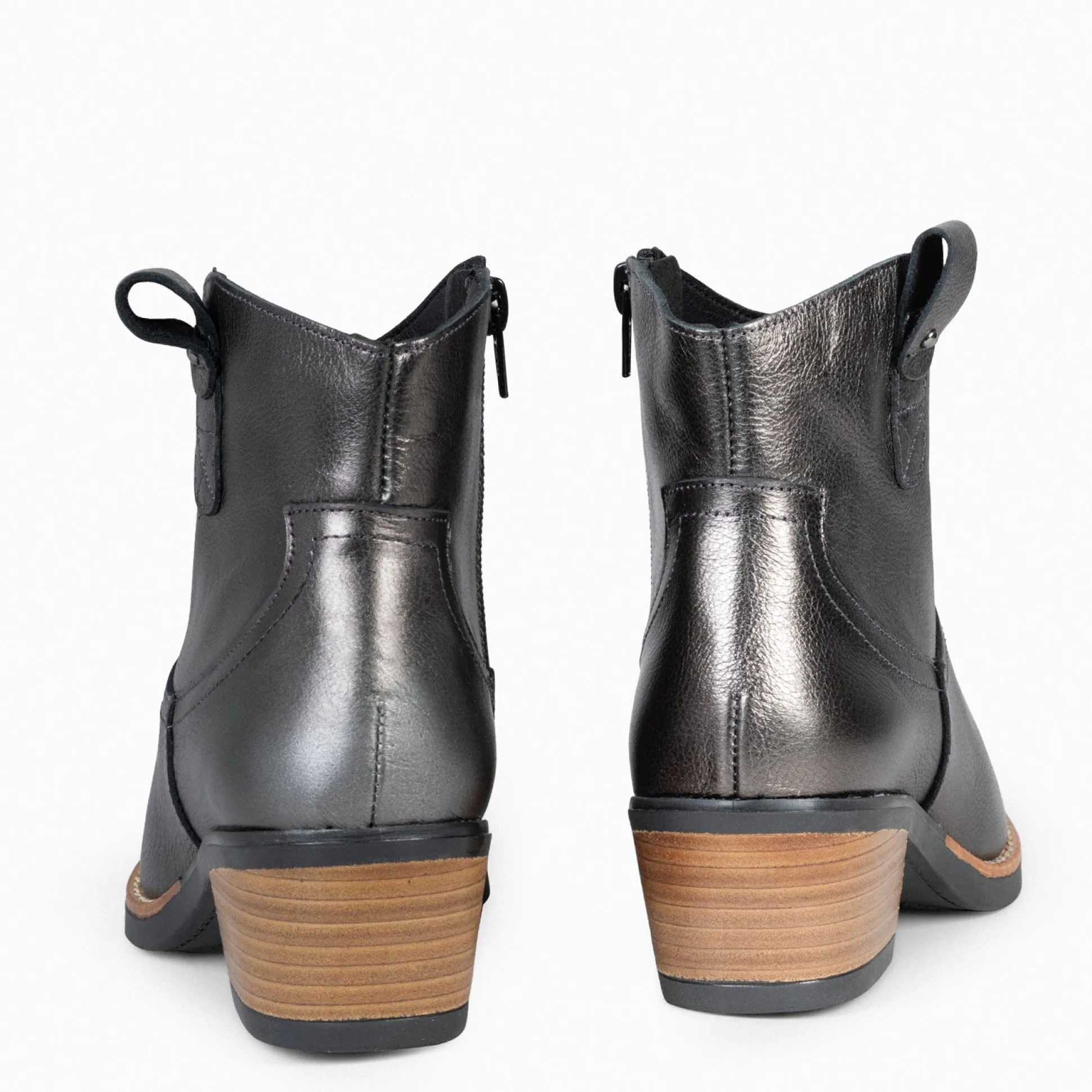 luisiana__botin_estilo_co_2-2.webp Botines De Mujer<miMaO Luisiana - Botin Estilo Cowboy Plomo