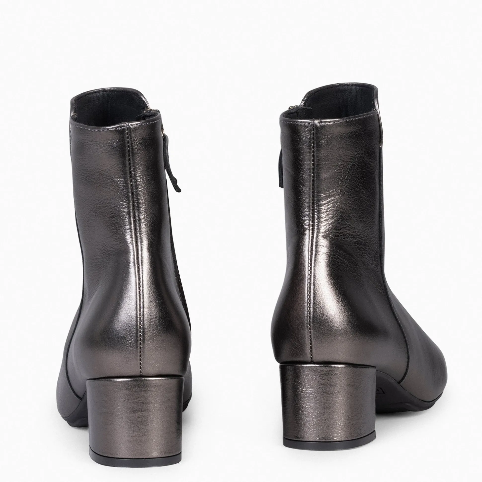 maia__botin_serraje_mujer_2-5.webp Botines De Mujer<miMaO Maia - Botin Serraje Mujer Plata Vieja