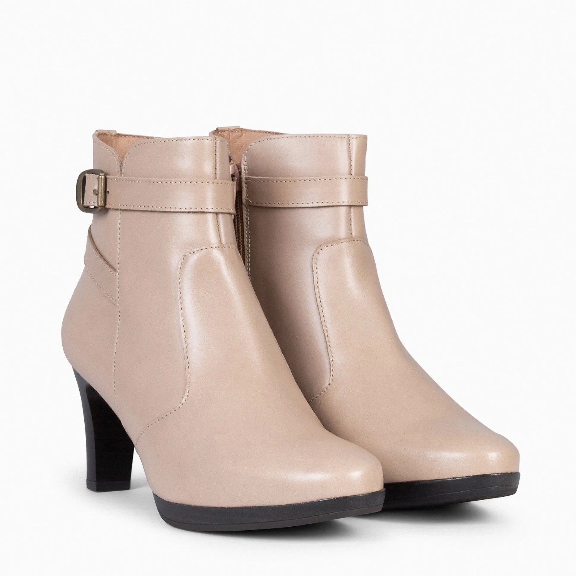 milan__botines_de_tacn_y__1-3.webp Botines De Mujer<miMaO Milan – Botines De Tacón Y Pulsera Decorativa Taupe