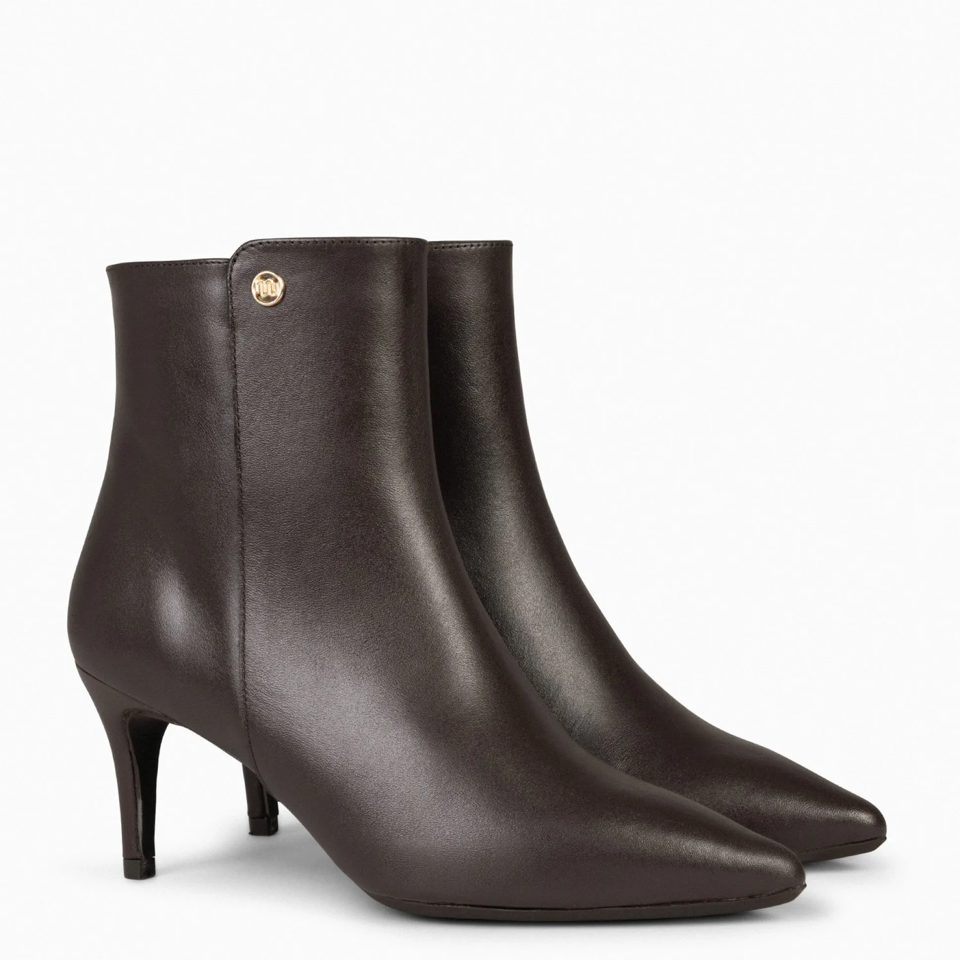 night__botines_elegantes__1.webp Botines De Mujer<miMaO Night – Botines Elegantes De Napa Con Tacón Fino Marron