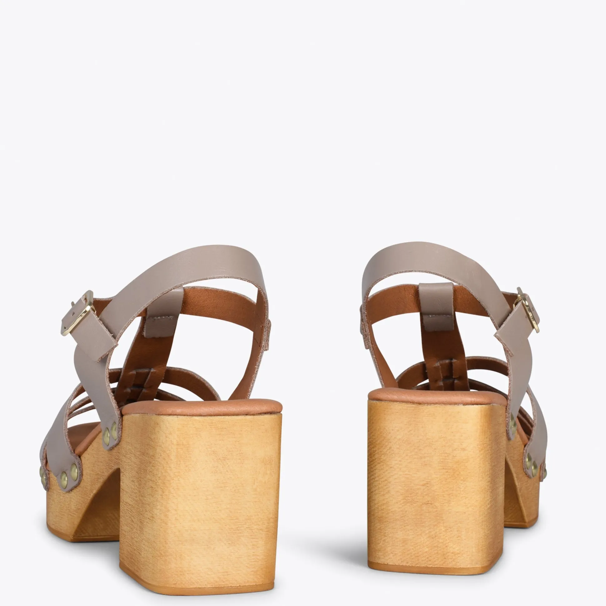 paradise__sandalias_de_ma_3-1.webp Sandalias De Tacón<miMaO Paradise – Sandalias De Madera Cangrejeras Taupe