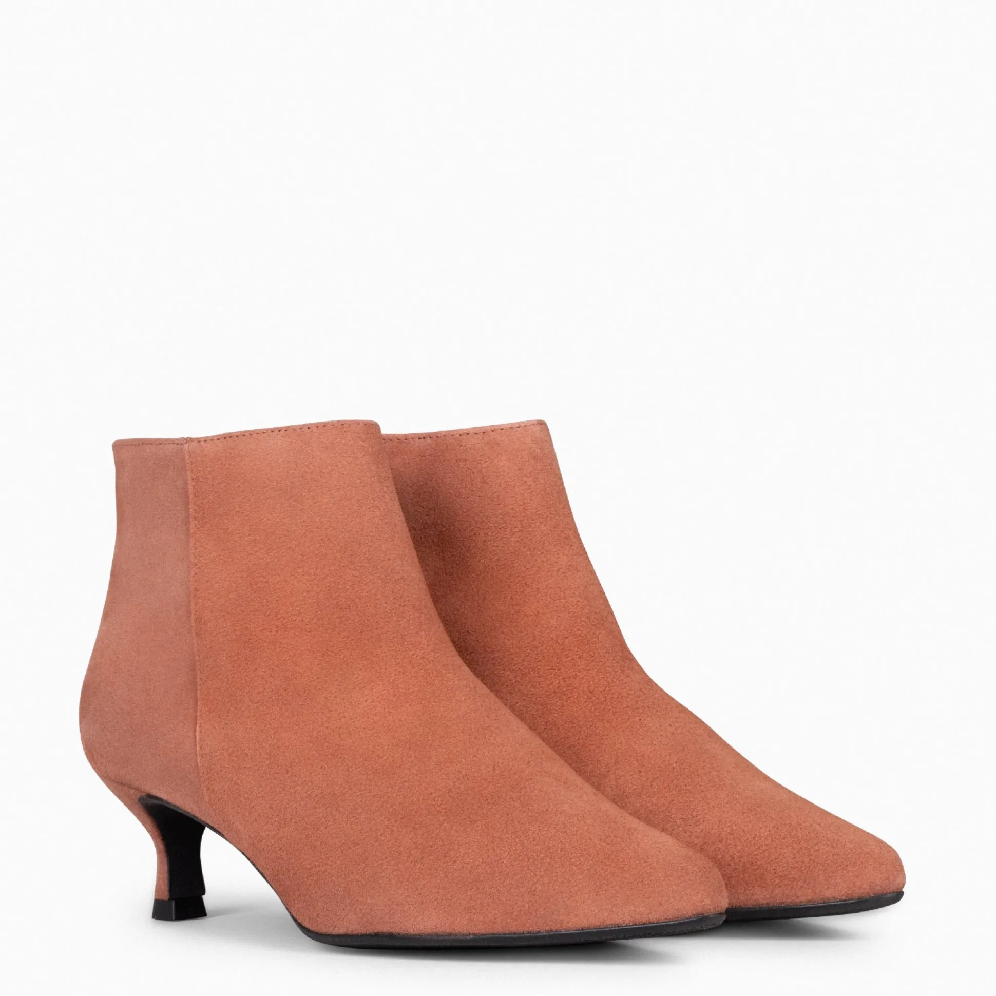 royal__botines_tacn_bajo__1.webp Botines De Mujer<miMaO Royal - Botines Tacón Bajo Teja Serraje