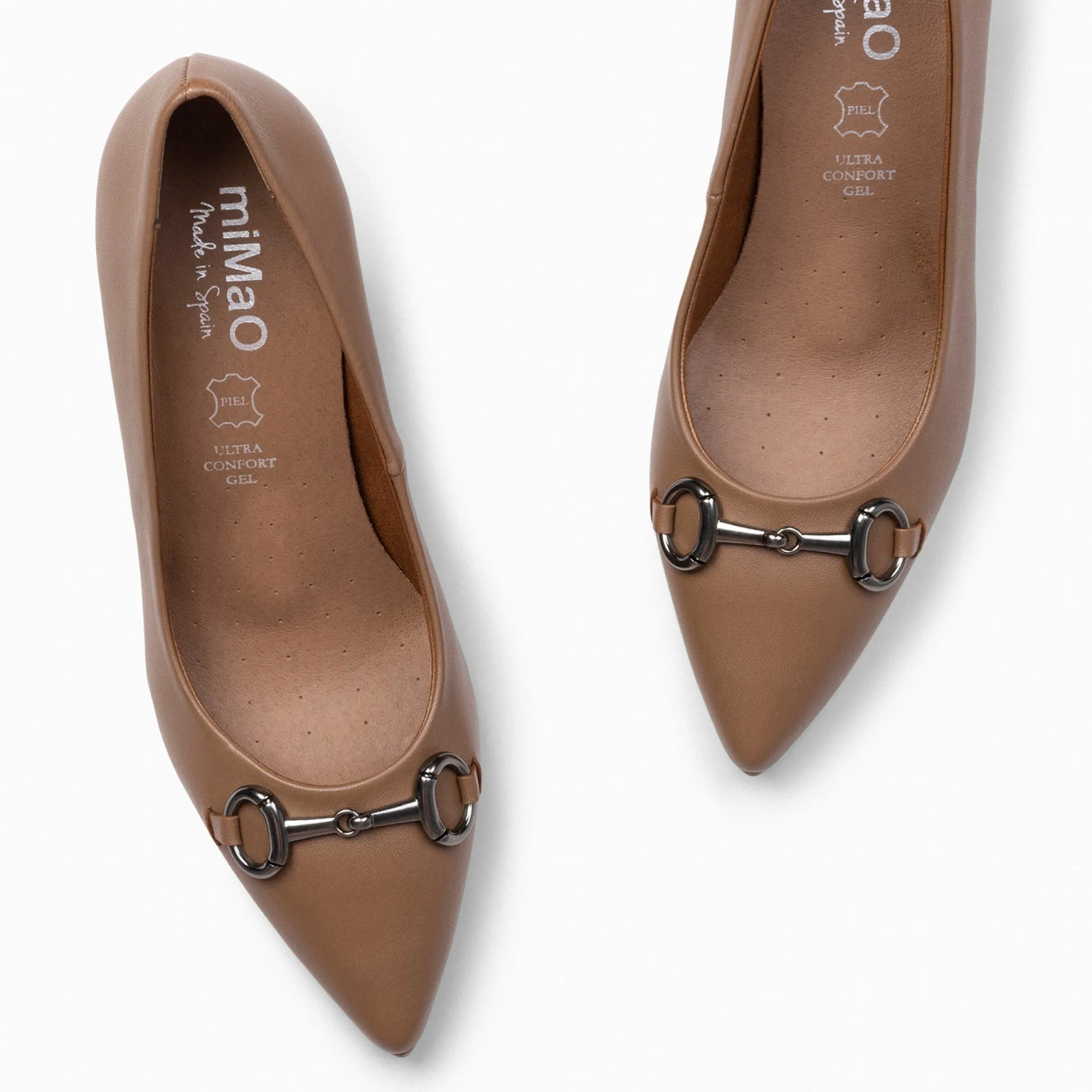 stiletto_elegance__zapato_2-1.webp Zapatos De Fiesta<miMaO Stiletto Elegance - Zapatos De Tacón De Aguja Con Adorno Metalizado Camel