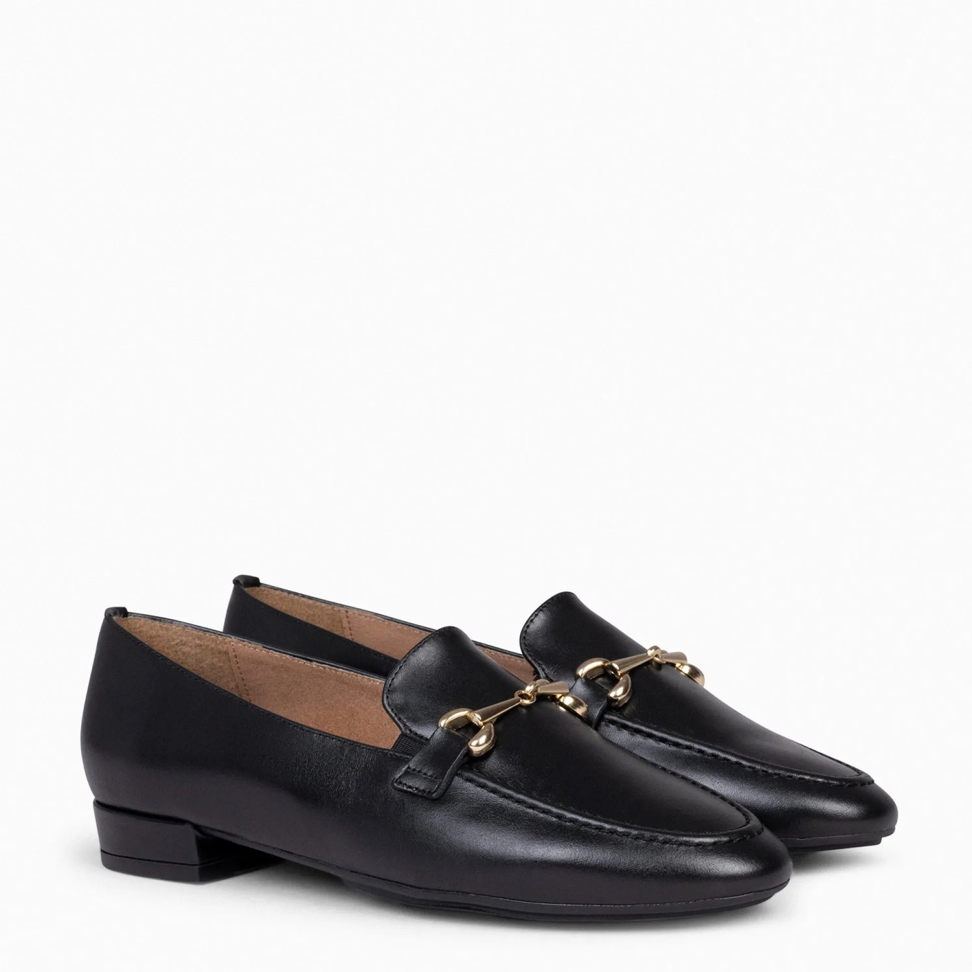 style__mocasines_con_deta_1-1.webp Mocasines Y Blucher<miMaO Style - Mocasines Con Detalle Metalizado Negro