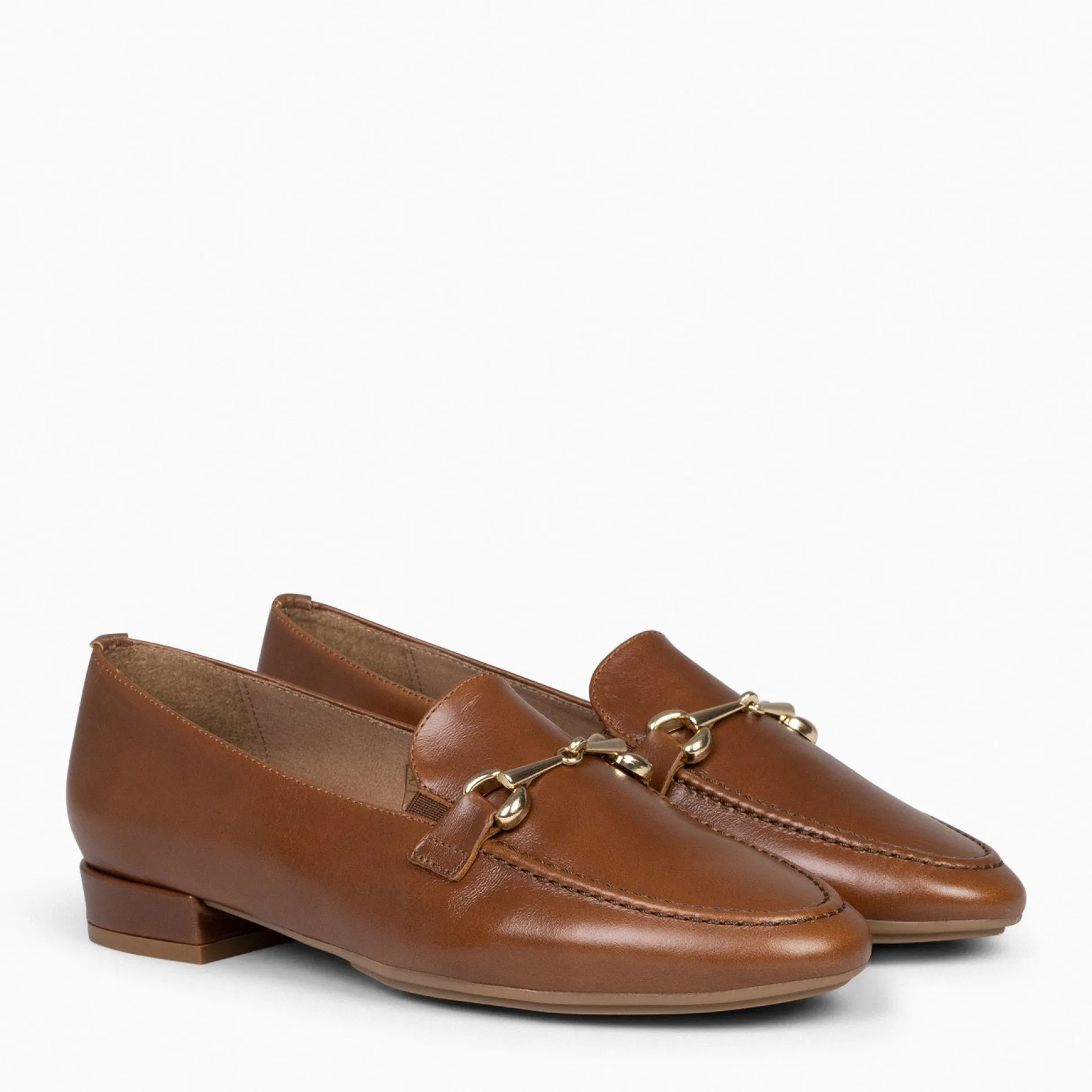 style__mocasines_con_deta_1-3.webp Mocasines Y Blucher<miMaO Style - Mocasines Con Detalle Metalizado Camel