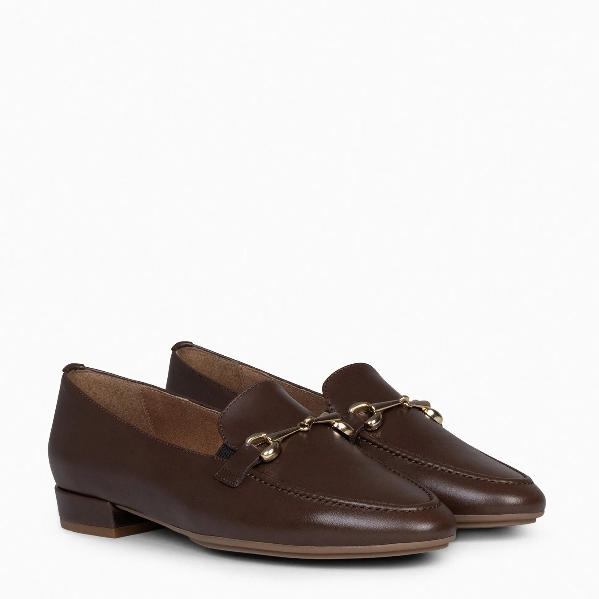 style__mocasines_con_deta_1-4.webp Mocasines Y Blucher<miMaO Style - Mocasines Con Detalle Metalizado Cafe