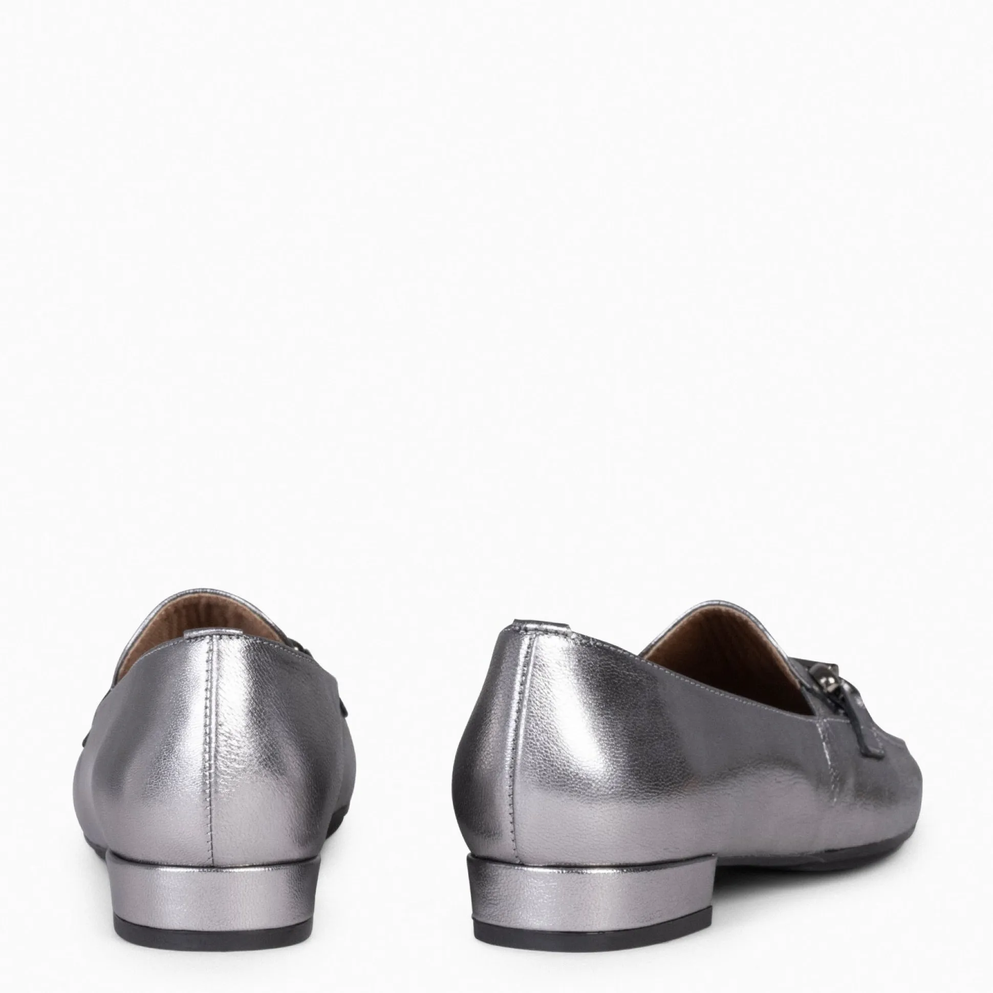style__mocasines_con_deta_3-2.webp Mocasines Y Blucher<miMaO Style - Mocasines Con Detalle Metalizado Plata