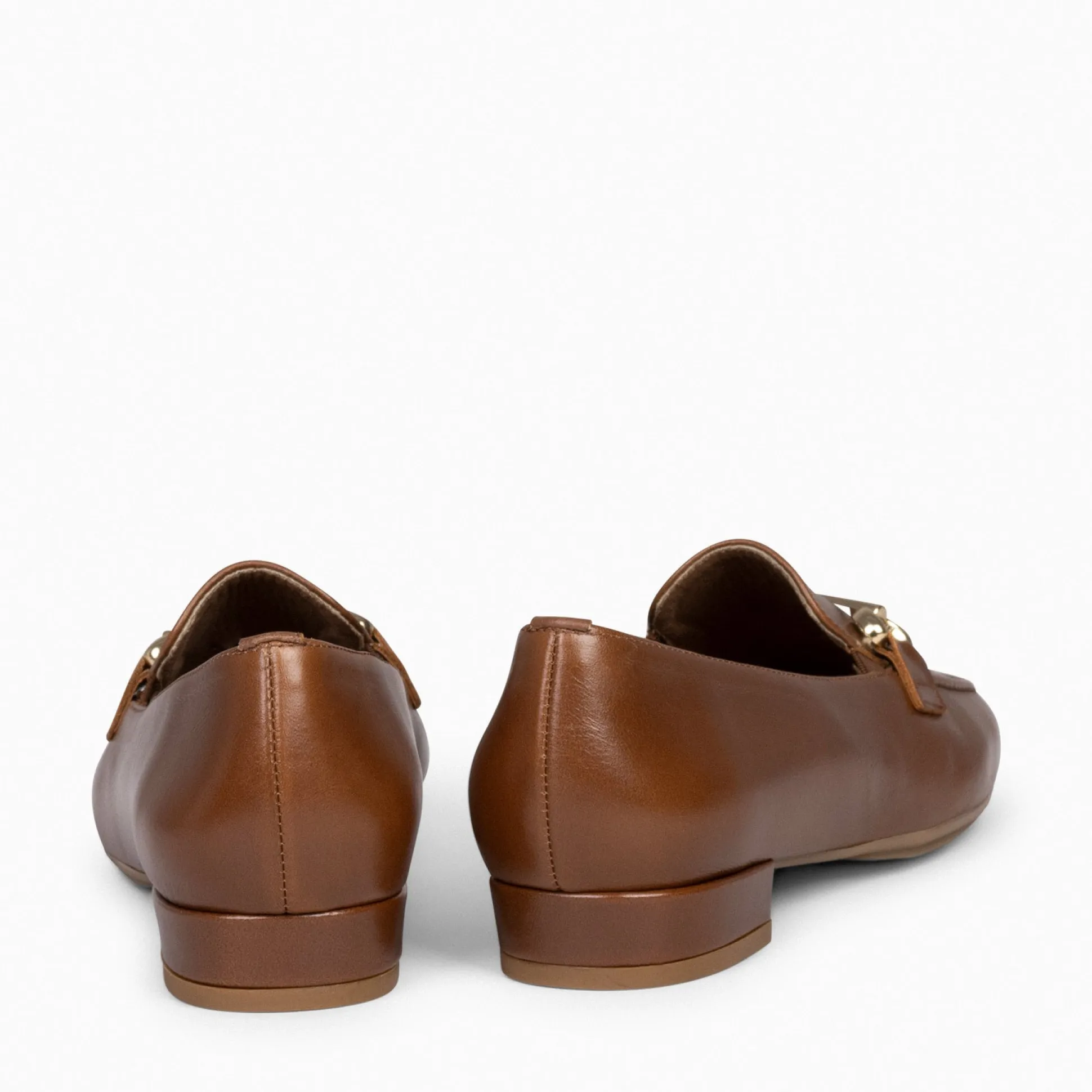 style__mocasines_con_deta_3-3.webp Mocasines Y Blucher<miMaO Style - Mocasines Con Detalle Metalizado Camel