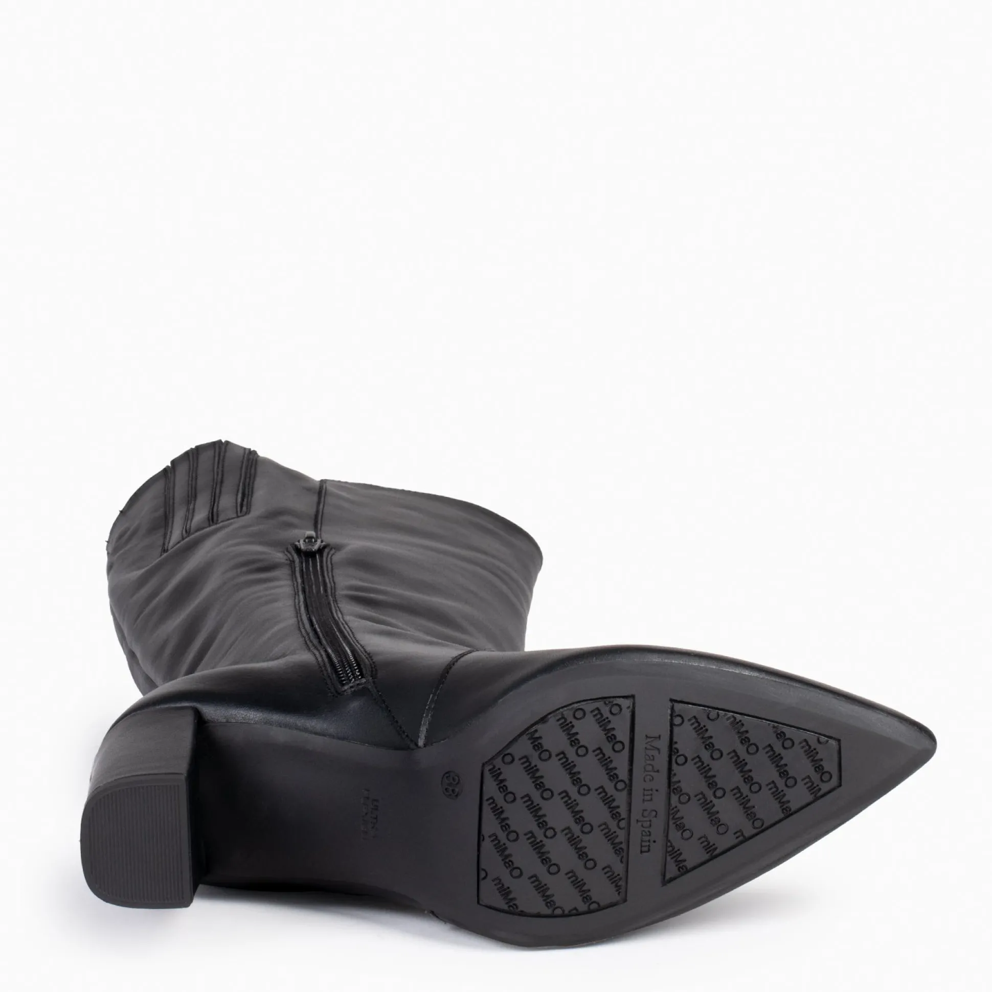 urban__botas_altas_de_tac_3-4.webp Botas<miMaO Urban - Botas Altas De Tacón Con Cremallera En Napa Negro