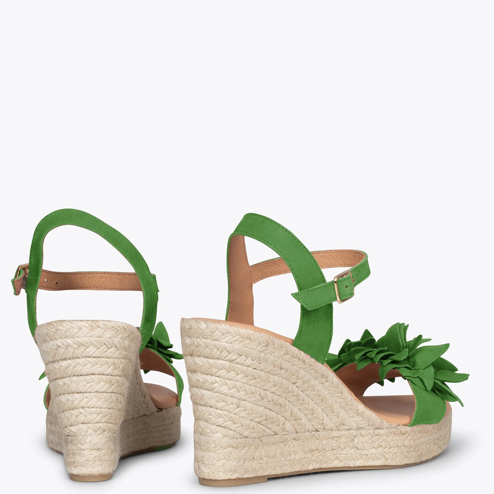zahara_cunas_altas_de_esp_3.webp Esparto Y Alpargatas<miMaO Zahara Cunas Altas De Esparto Con Flores Verdes